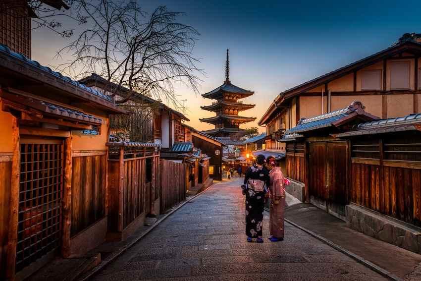 Deux femmes dans une rue traditionnelle japonaise