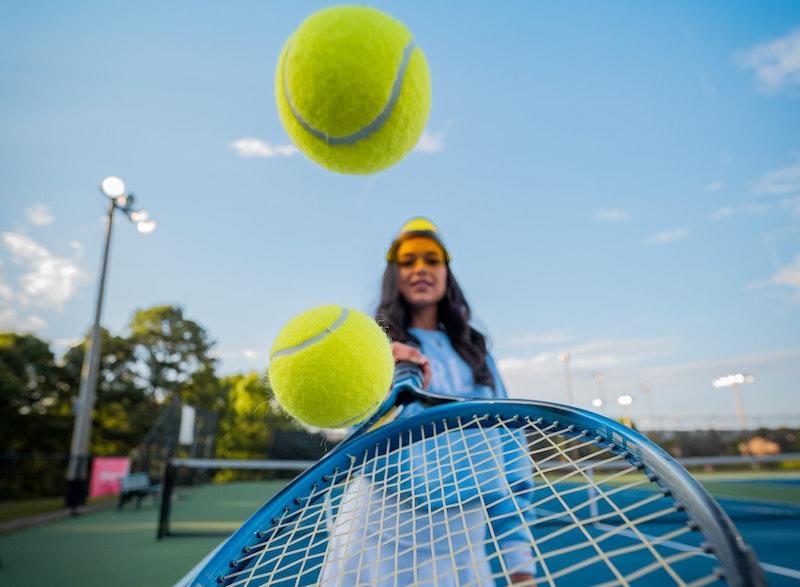 Une joueuse de tennis avec sa raquette