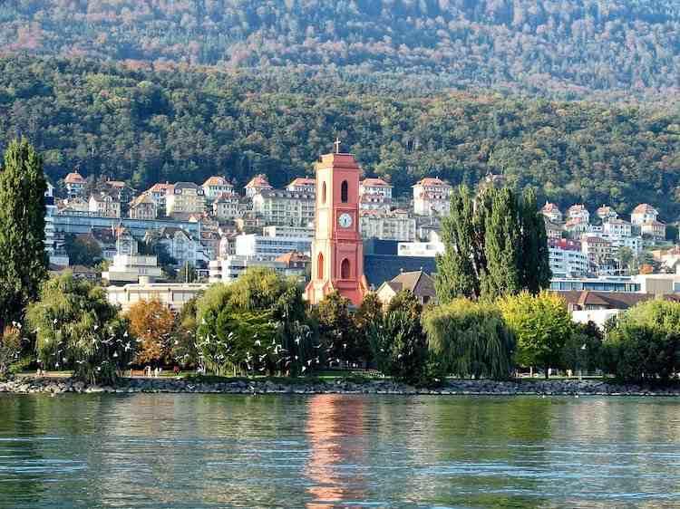 Vue sur le lac et la ville de Neuchatel