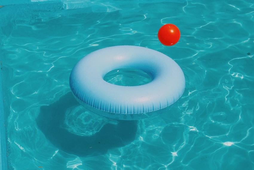 piscine avec une bouée et un ballon