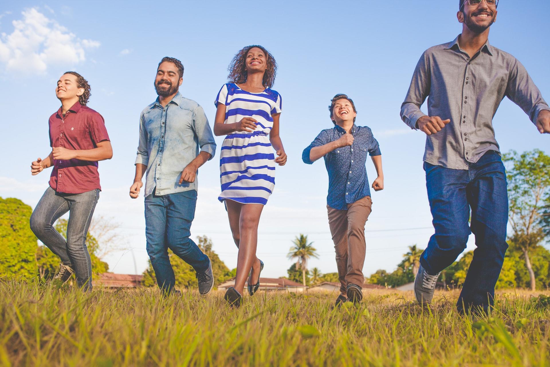 groupe de jeunes déterminés marchant dans l'herbe