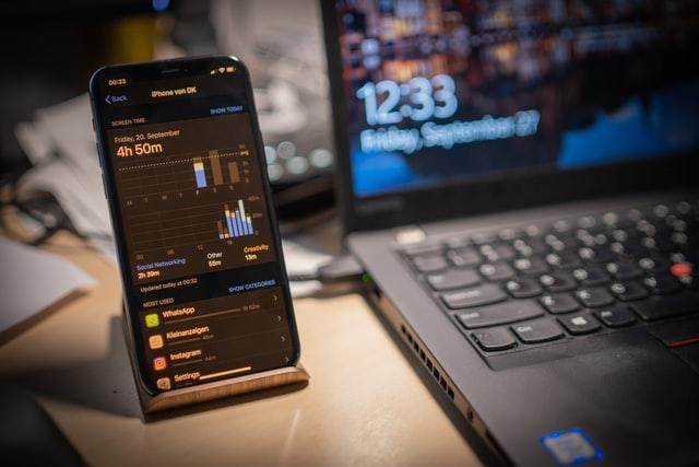Portable et ordinateur affichant des données statistiques
