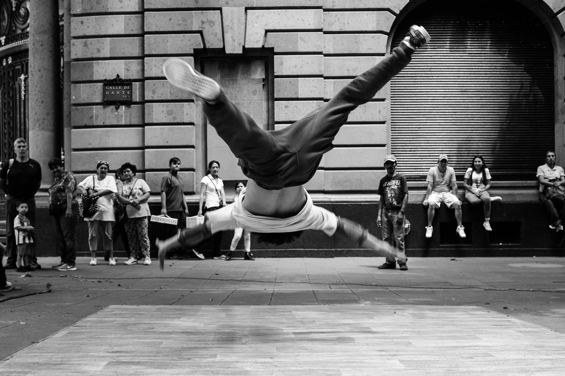 Homme qui fait du break dance dans la rue