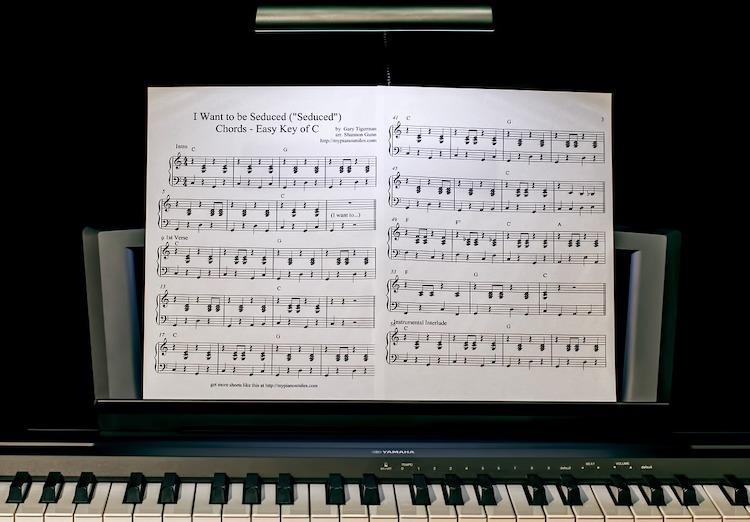 Une partition posée sur un piano