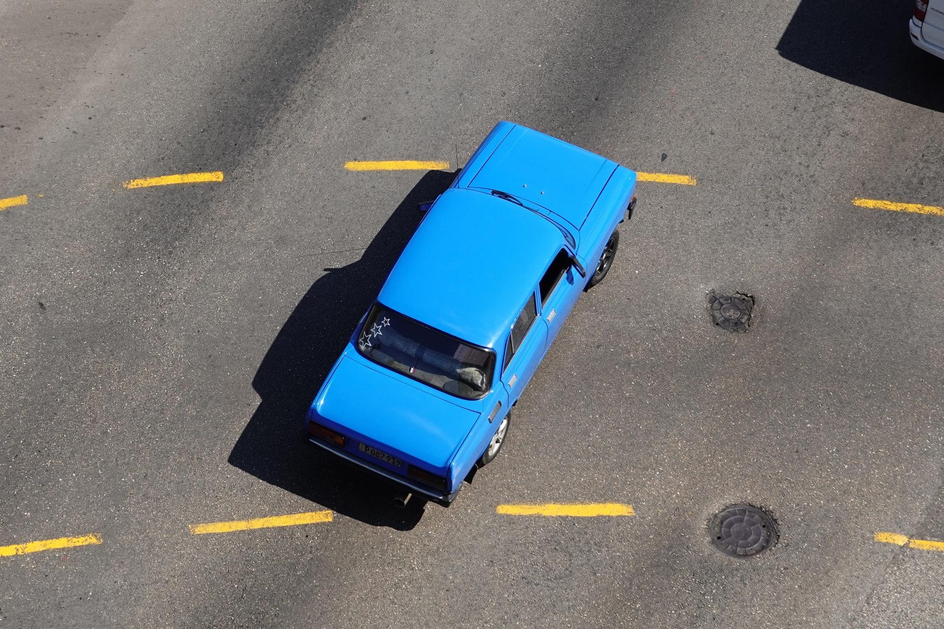 voiture bleu sur une route