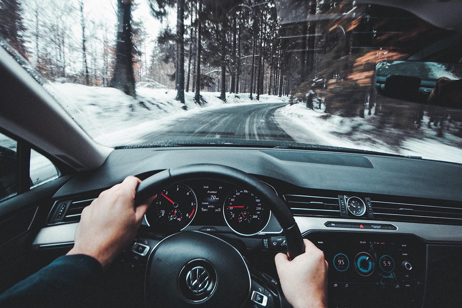 personne conduisant sur une route déneigée