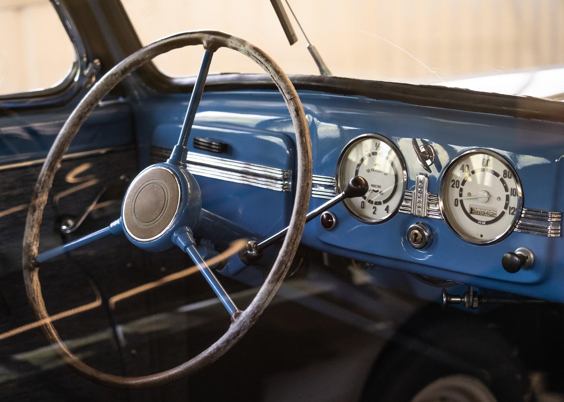 intérieur d'une voiture bleue