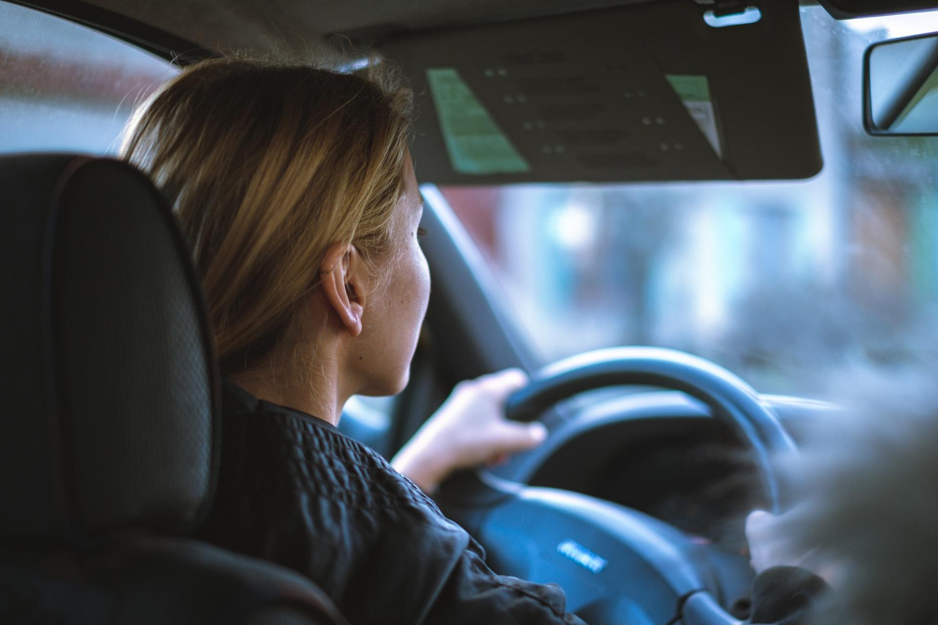 femme conduisant sa voiture