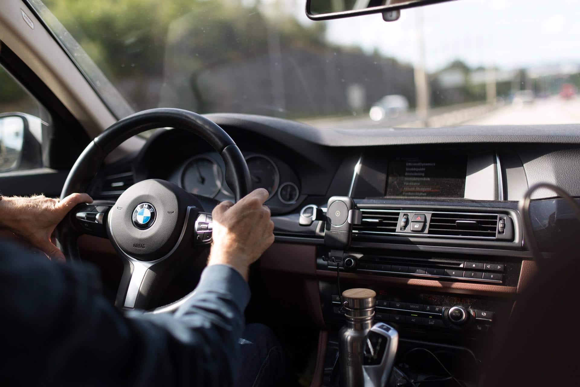 Homme conduisant une BMW