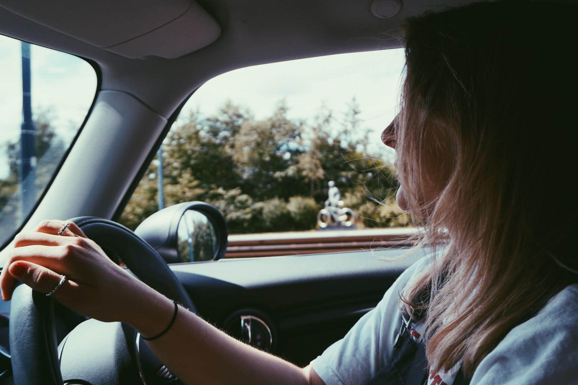 jeune femme avec des bagues conduisant