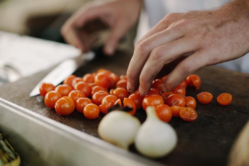 tomates ail sur planche à découper