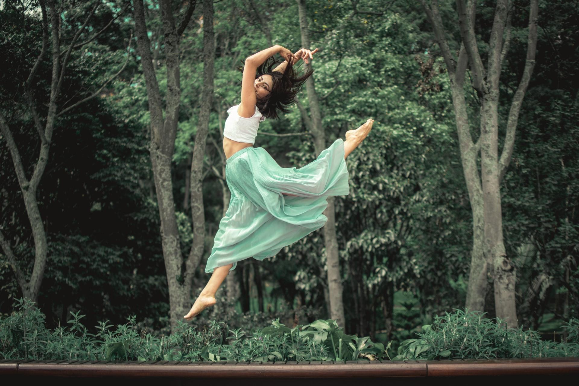 jeune femme dansant dans les bois