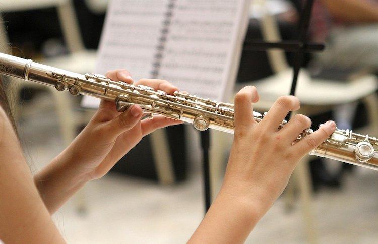 Une musicienne joue de la flûte traversière