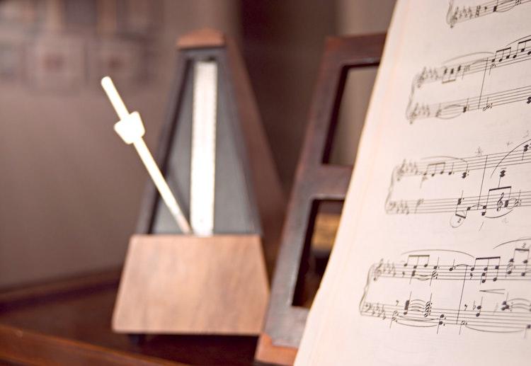 Un métronome et une partition