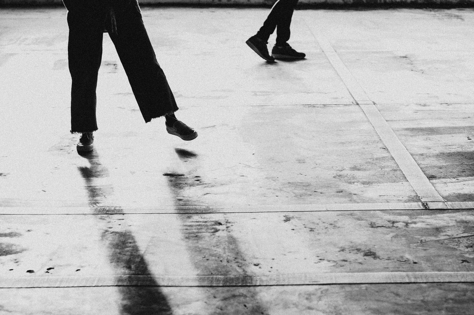 pieds dansant en blanc et noir