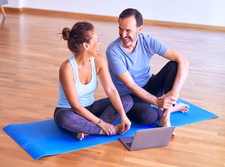 Prof et élève de yoga