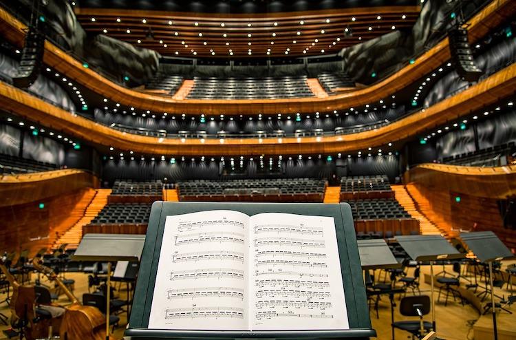 Pupitre de chef d'orchestre dans une salle de concert