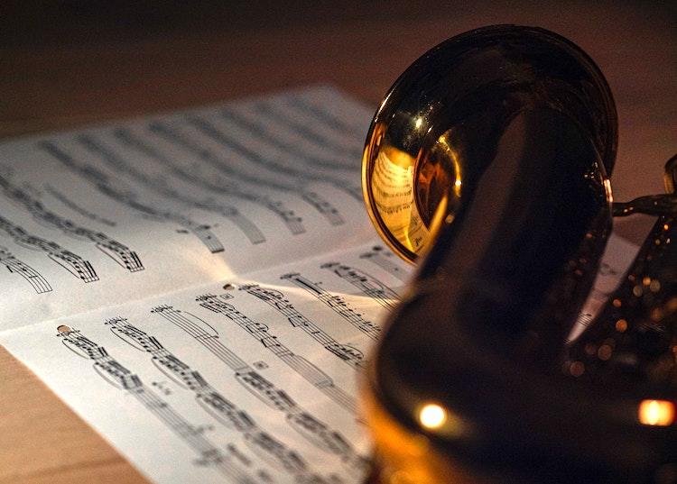 Un saxophone sur une partition