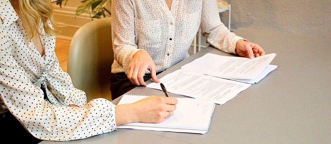 Deux femmes en cours particuliers