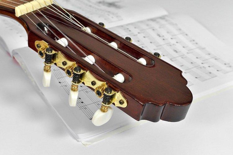 Tête de guitare et partition