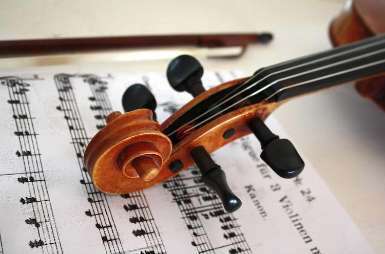 Violon posé sur une partition de musique