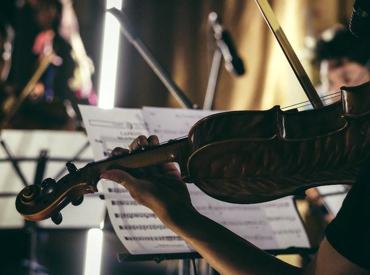 Personne jouant du violon