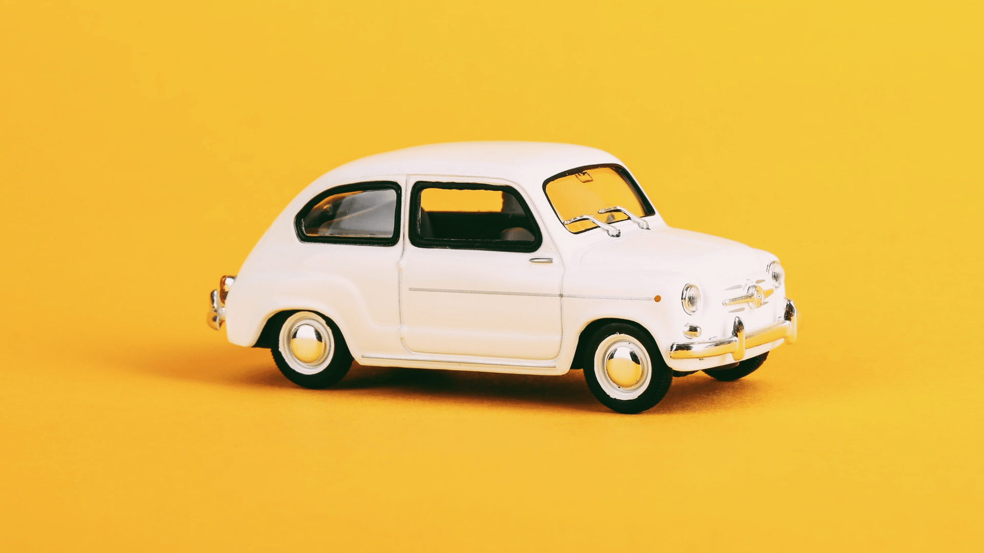 voiture volkswagen blanche sur fond jaune