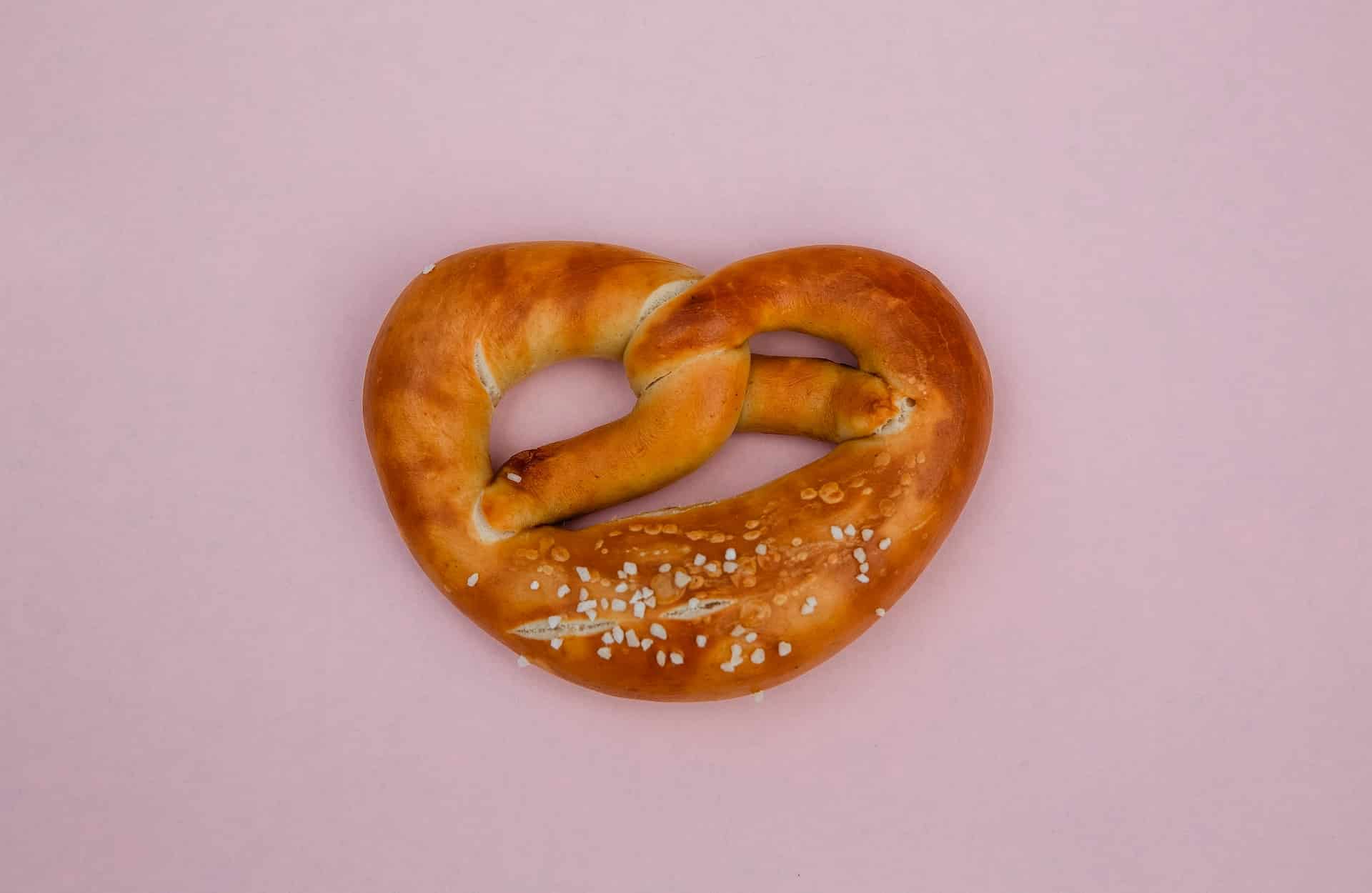 bretzel sur fond rose