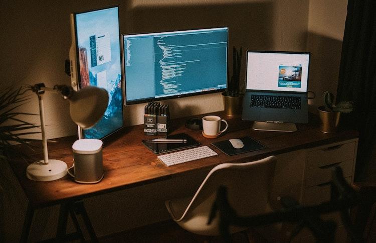 Un bureau avec plusieurs ordinateurs