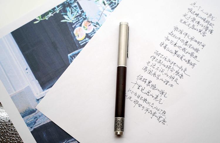 Des écritures chinoises et un stylo