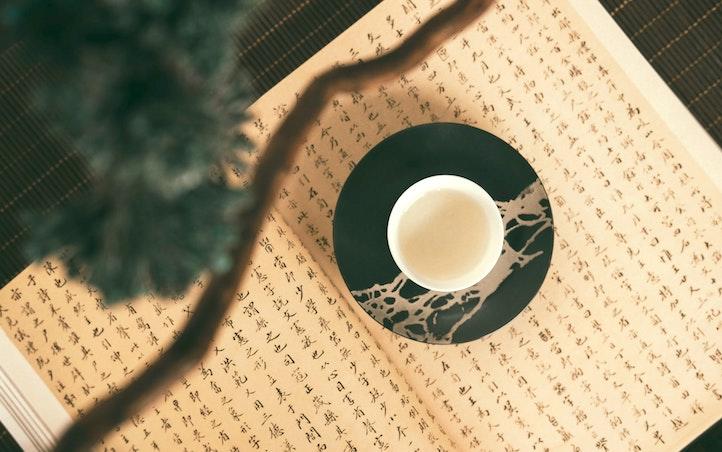 Une boisson posée sur un livre en chinois