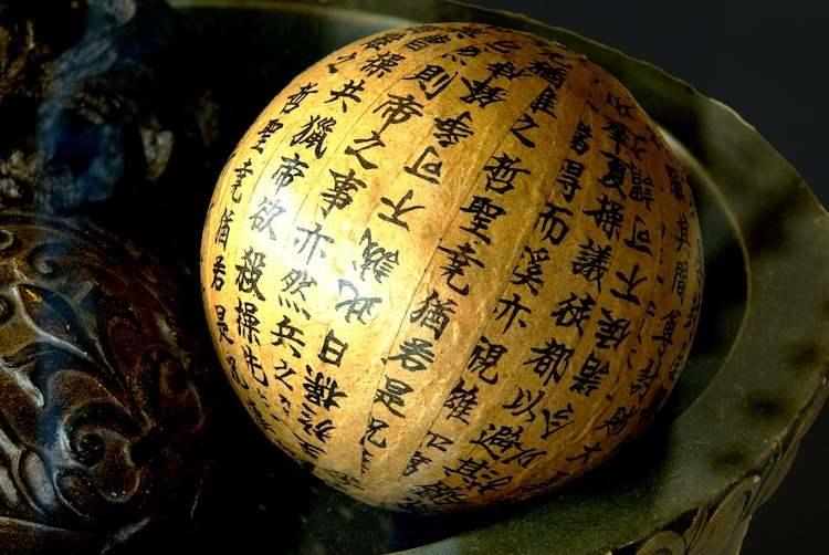 Des écritures chinoises sur un globe