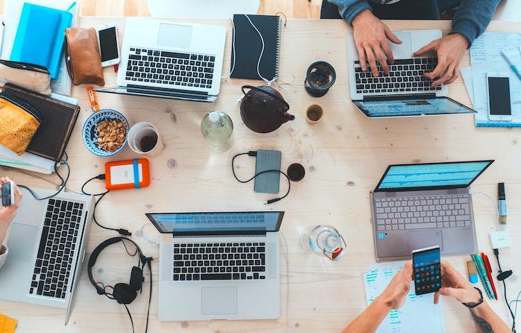 Ordinateurs sur une table