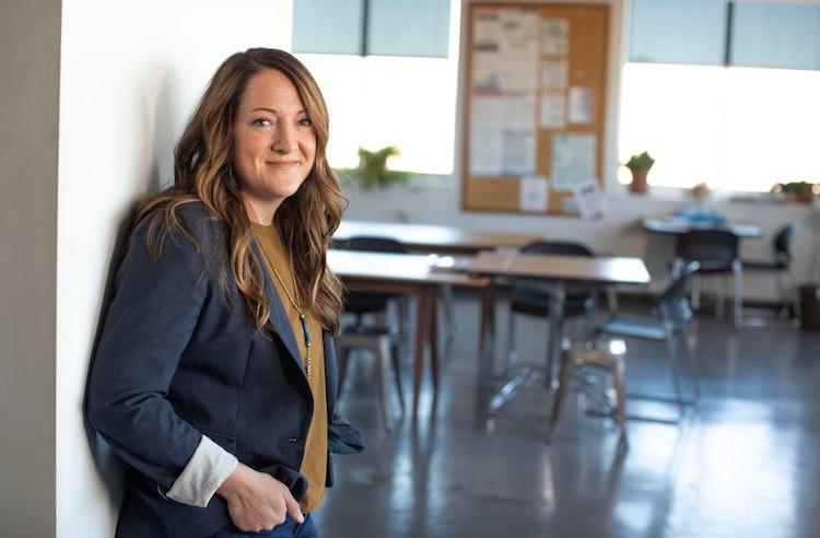 Une professeure en classe