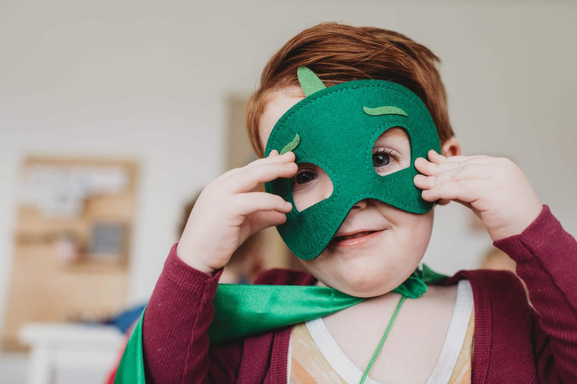 enfant déguisé et masqué