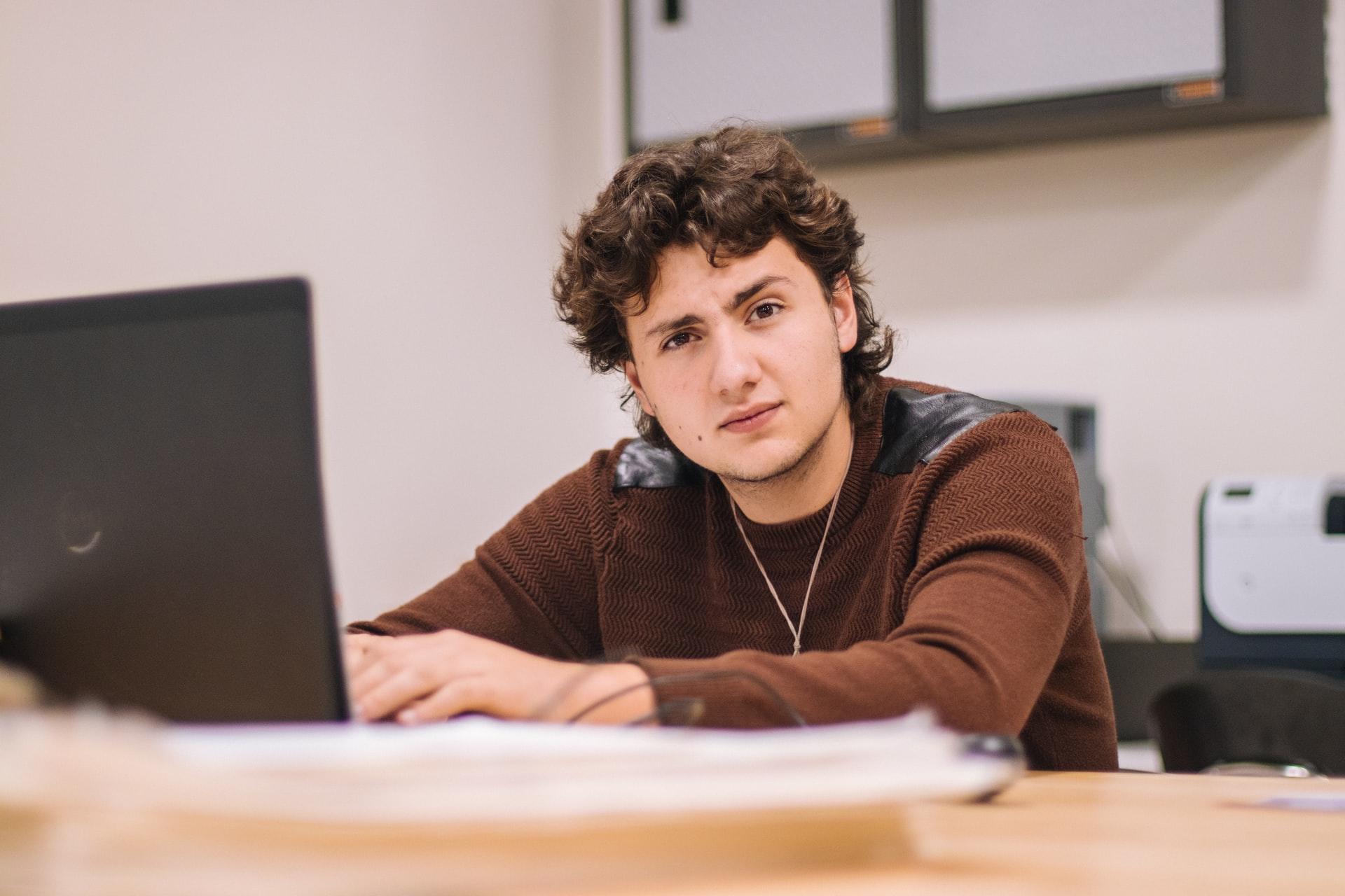 étudiant fronçant les sourcils