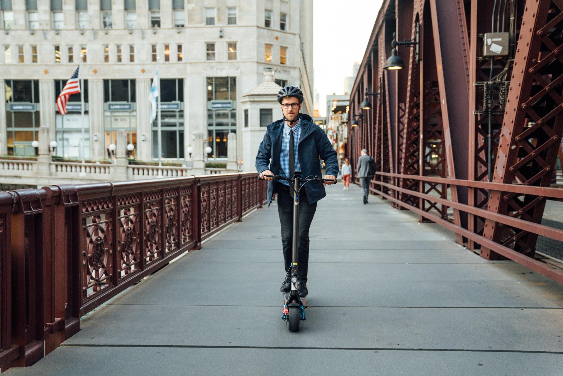 homme sur une trottinette