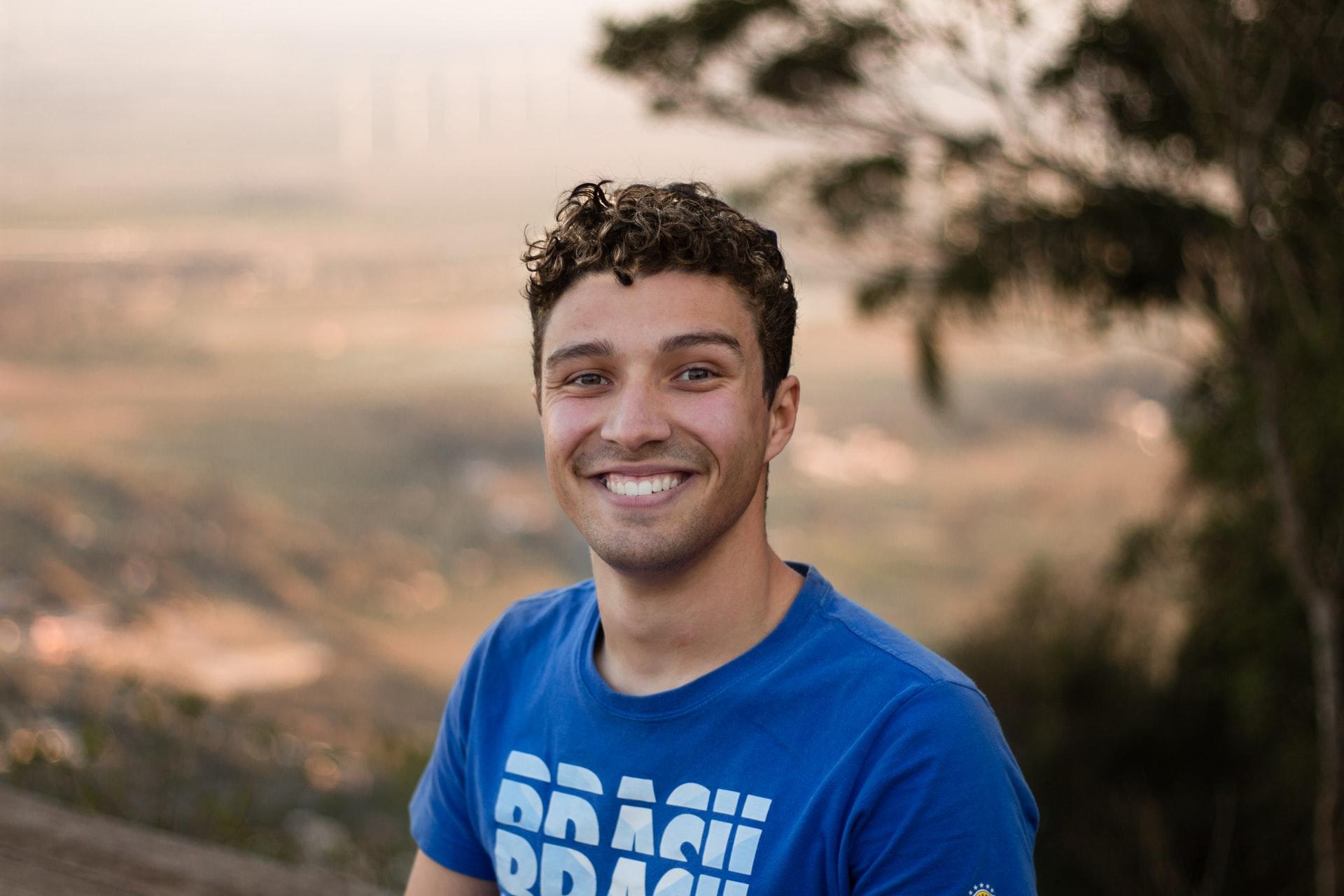 jeune homme souriant