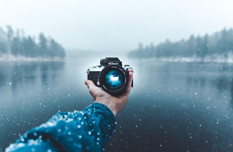 Un appareil photo devant un lac