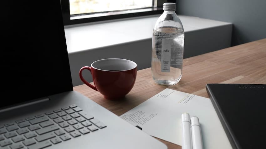 ordinateur tasse sur un bureau
