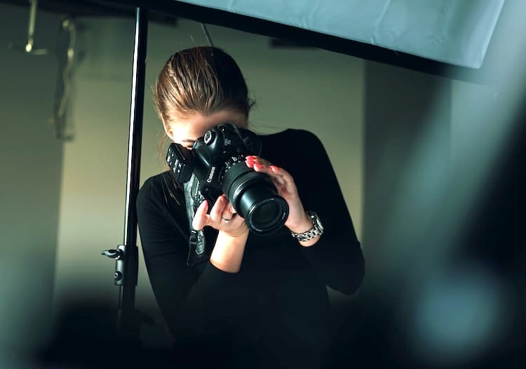 Une femme photographe