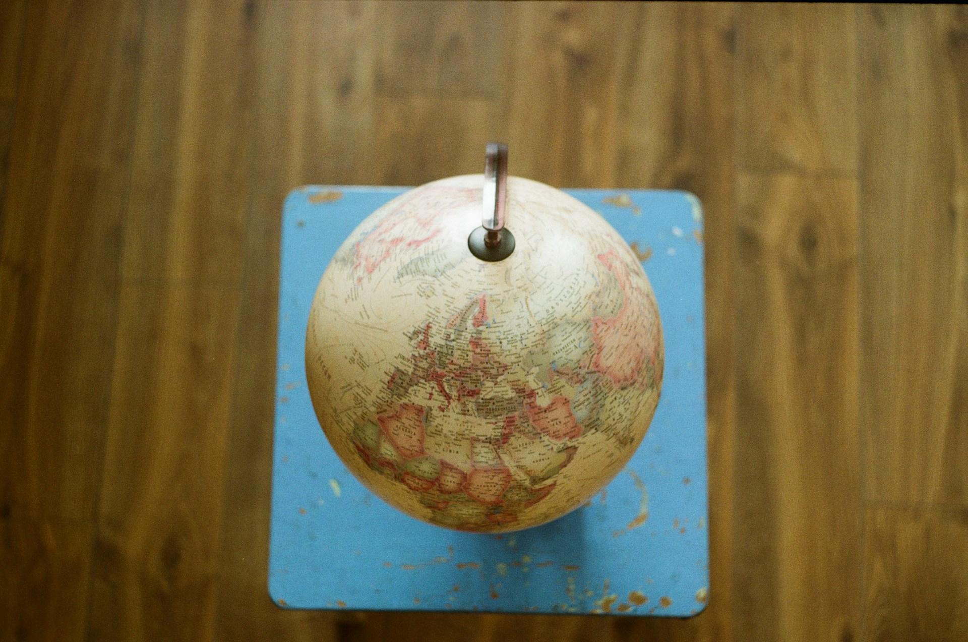 globe sur une table