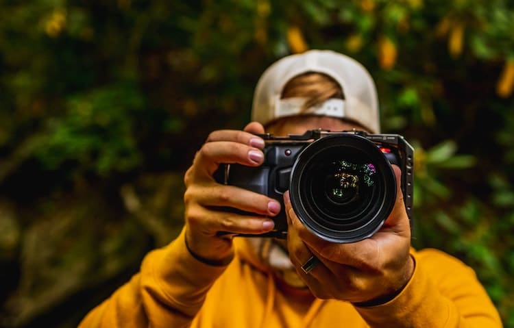 Un homme prend une photo