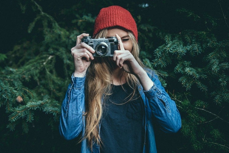 Une femme prend une photo