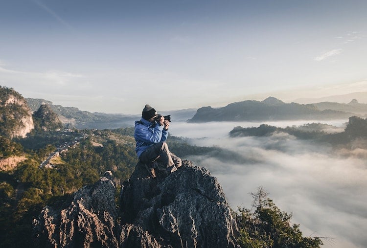 Un photographe dans les montagnes