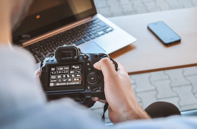 Un homme règle son appareil photo