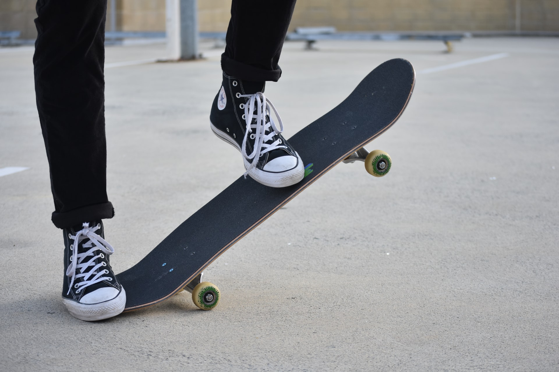jeune en converse sur sa planche
