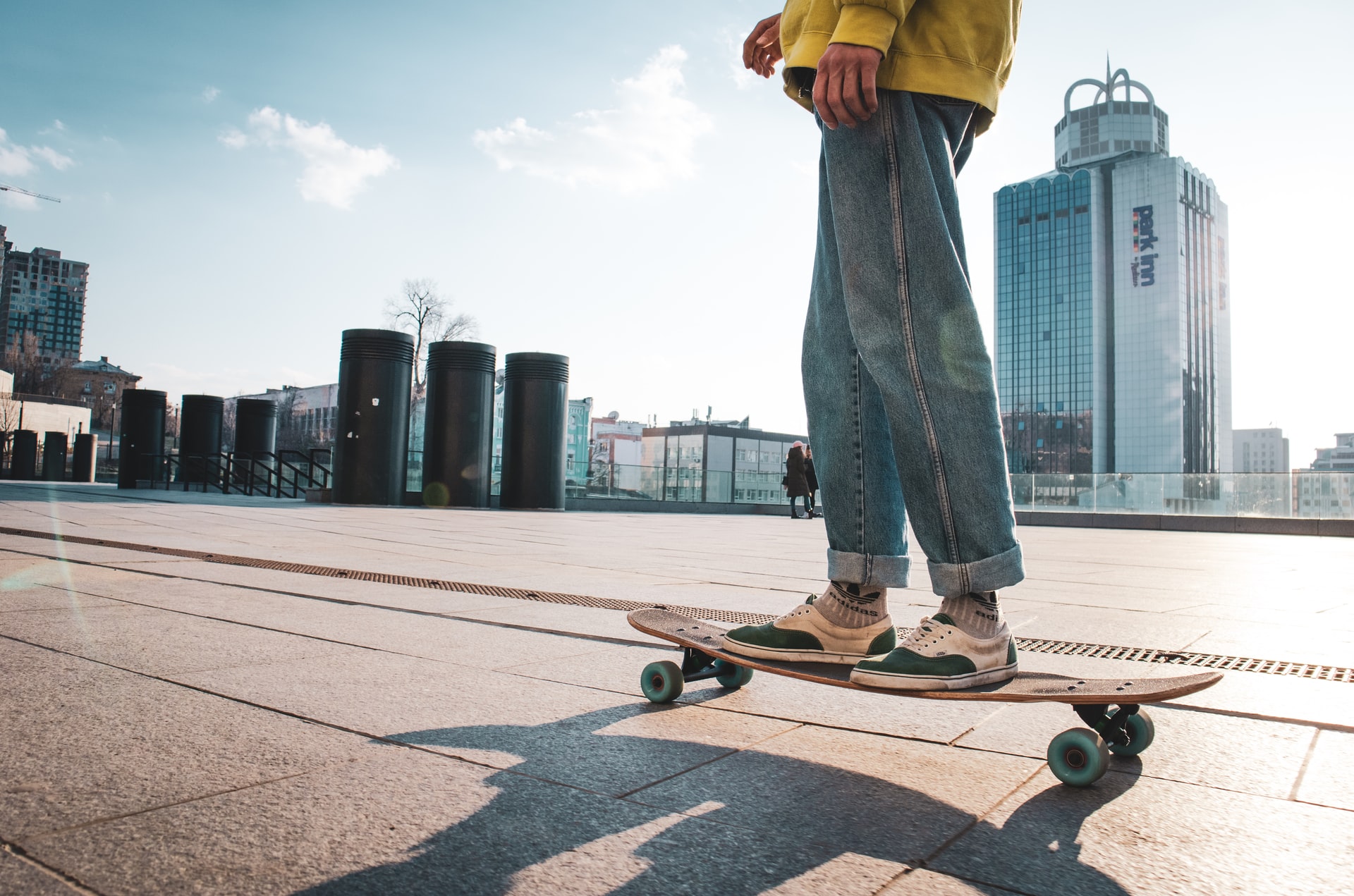 jeune roulant tranquillement sur sa planche
