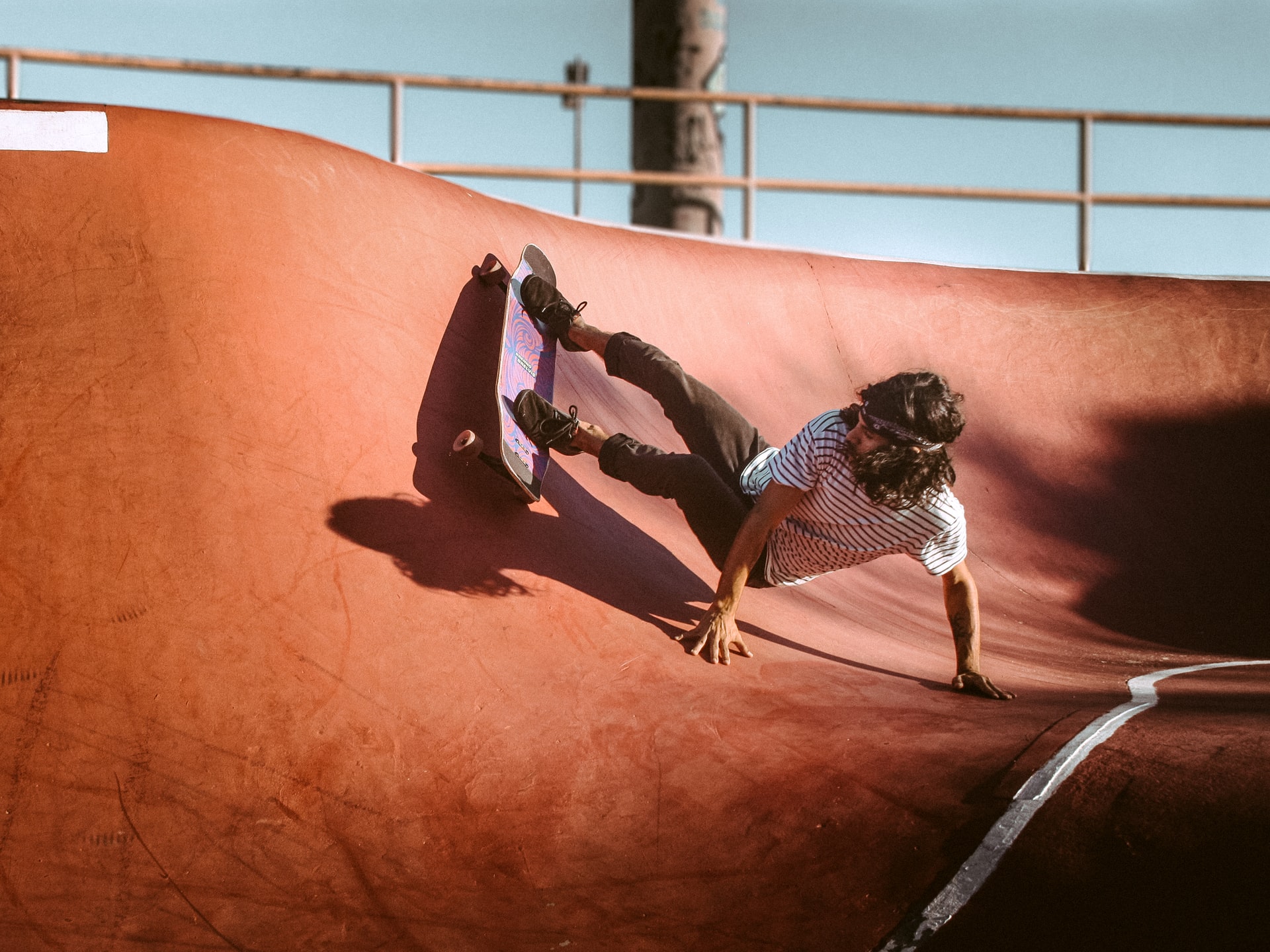 jeune en skate effectuant une figure stylée