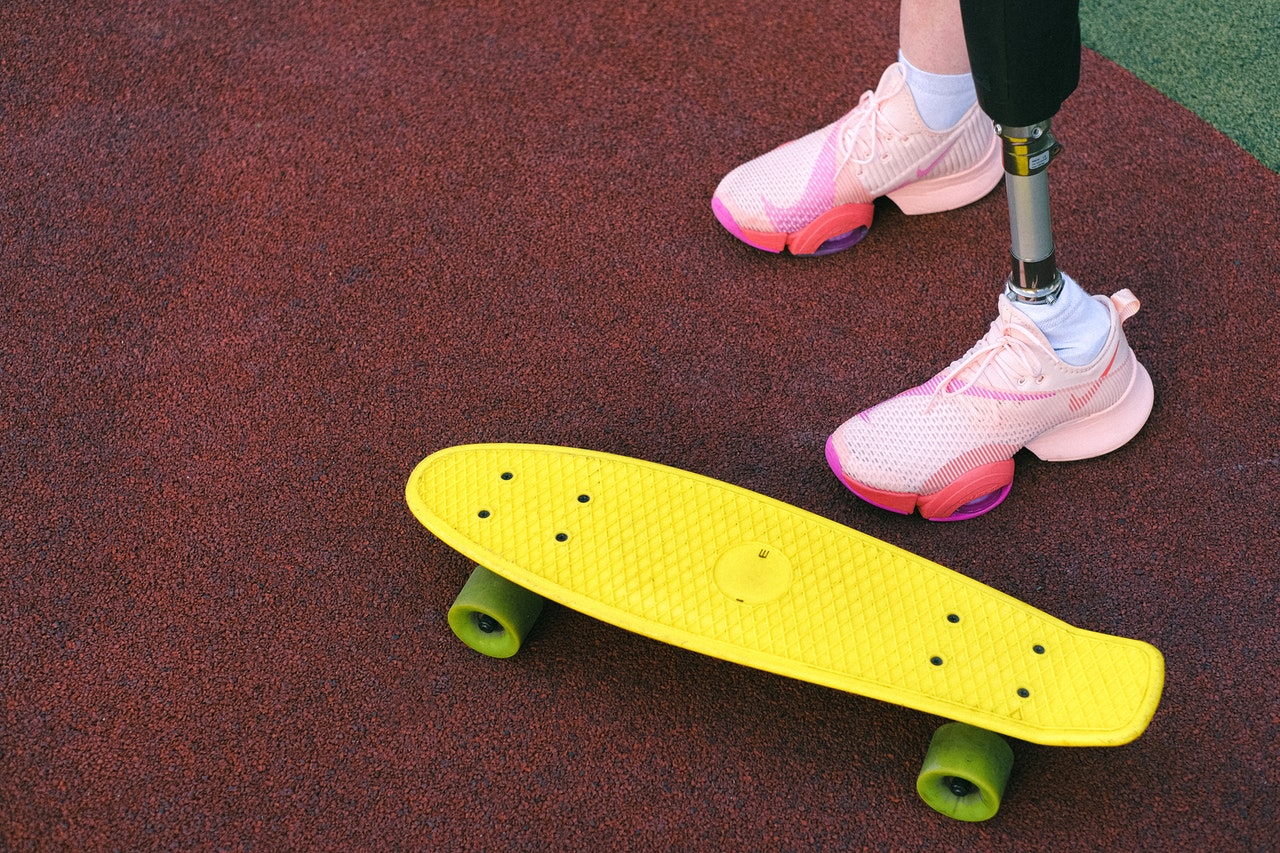 petite fille handicapée avec un skate jaune